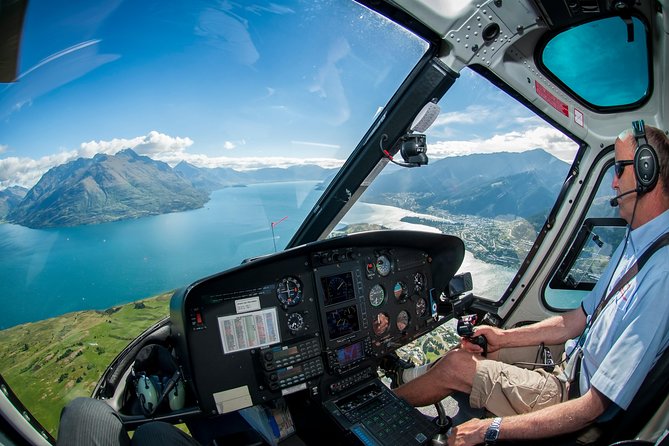 Helicopter tour to see Lake Wakatipu
